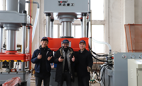 315噸樹脂井蓋熱壓成型油壓機(jī)