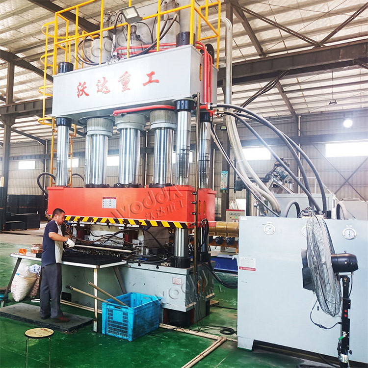 塑料建筑模板成型油壓機客戶現(xiàn)場.jpg