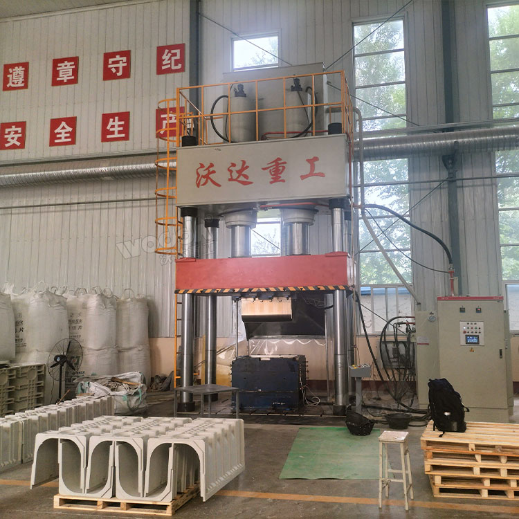 800噸三梁四柱油壓機客戶現(xiàn)場.jpg