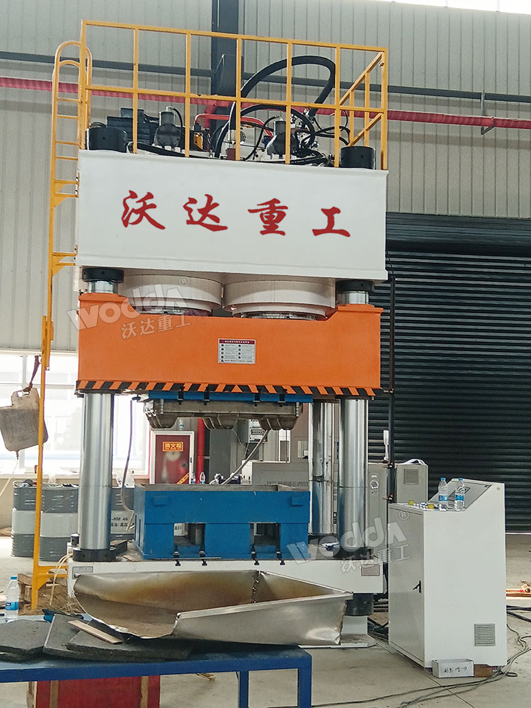 1600噸木屑托盤成型油壓機(jī)現(xiàn)場.jpg
